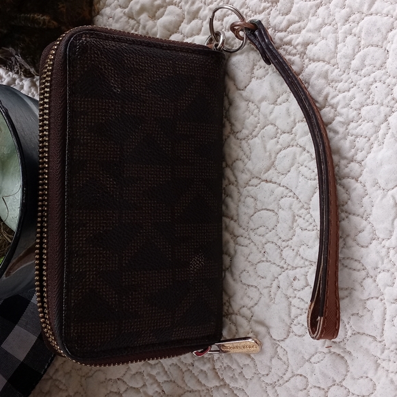 MK SMALL COIN WRISTLET/WALLETT - Picture 5 of 9